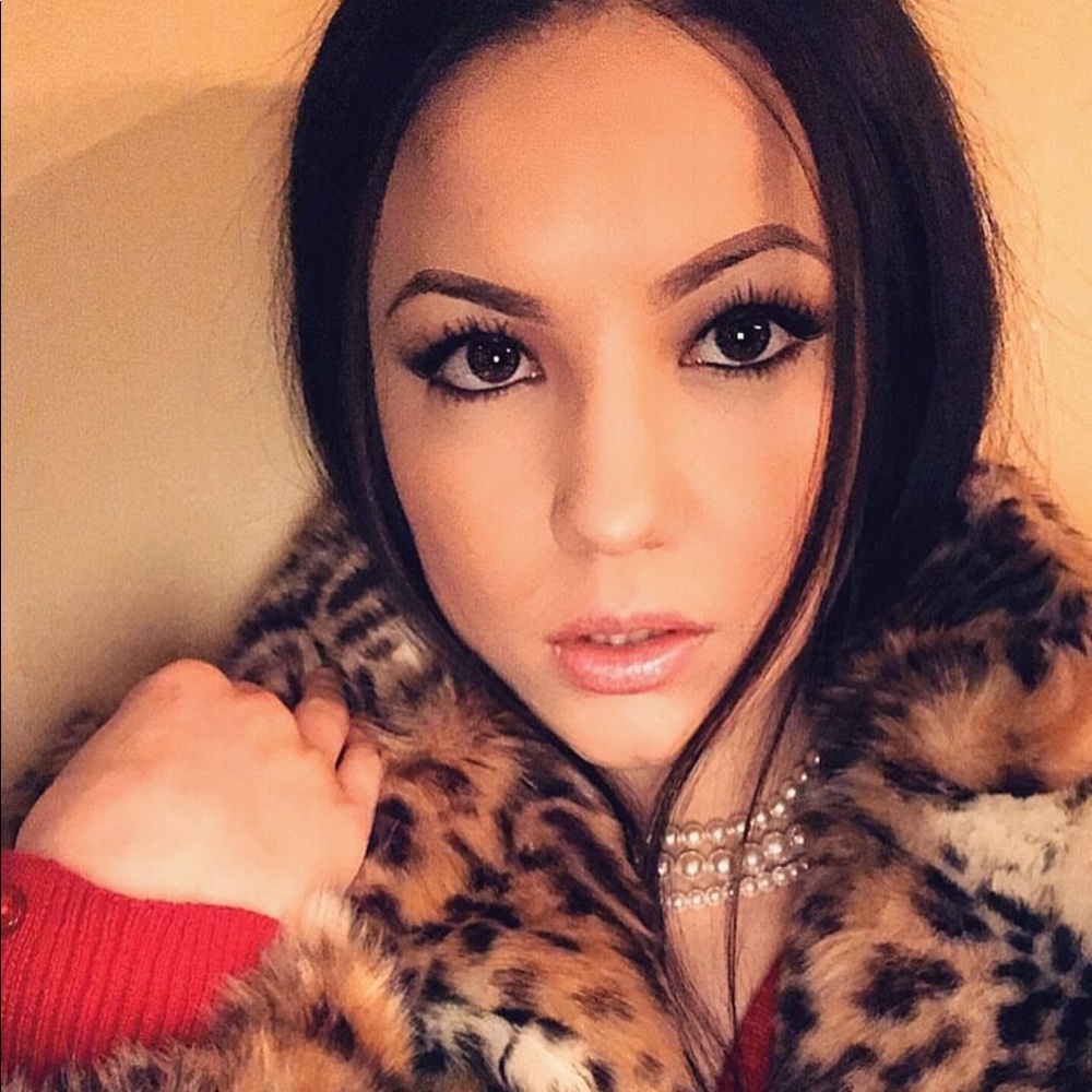 Meet your Posher, Becca